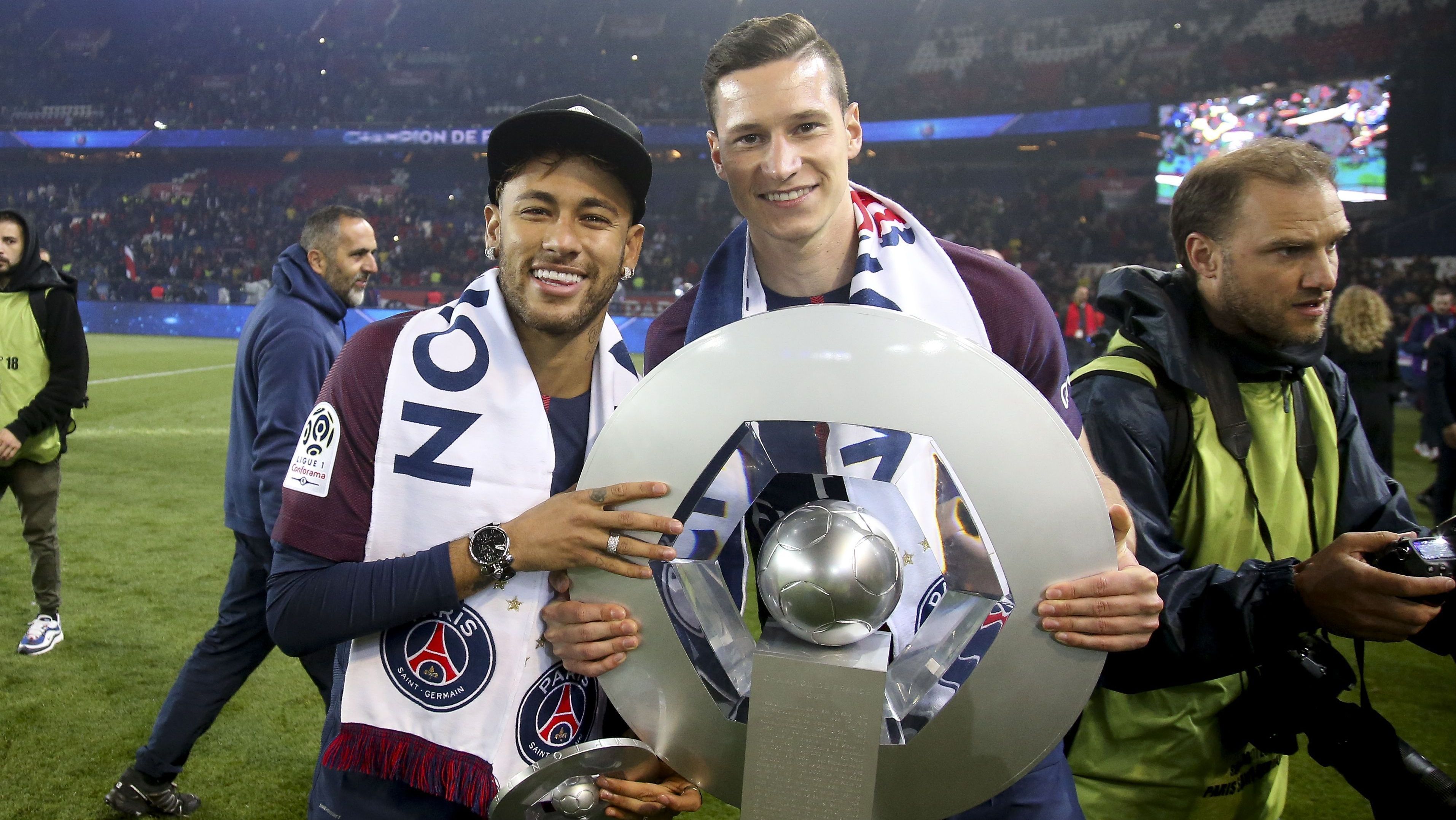 Neymar e Draxler comemoram título pelo PSG