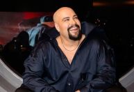 Tiago Abravanel posa de biquíni para se motivar em rotina fitness; veja