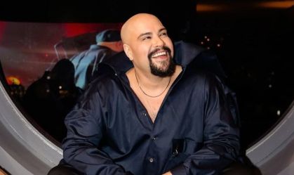 Tiago Abravanel posa de biquíni para se motivar em rotina fitness; veja