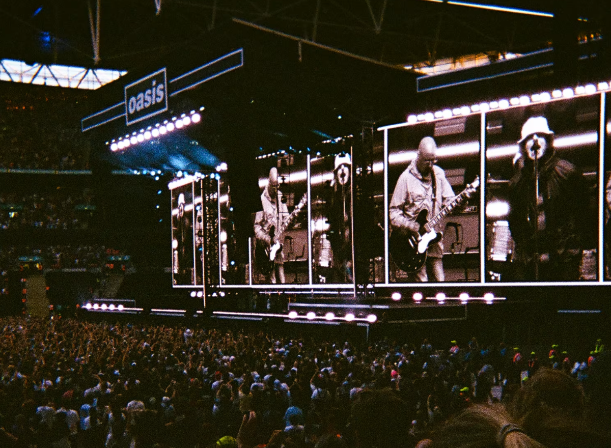Homem morre depois de queda durante show do Oasis em Londres | CNN