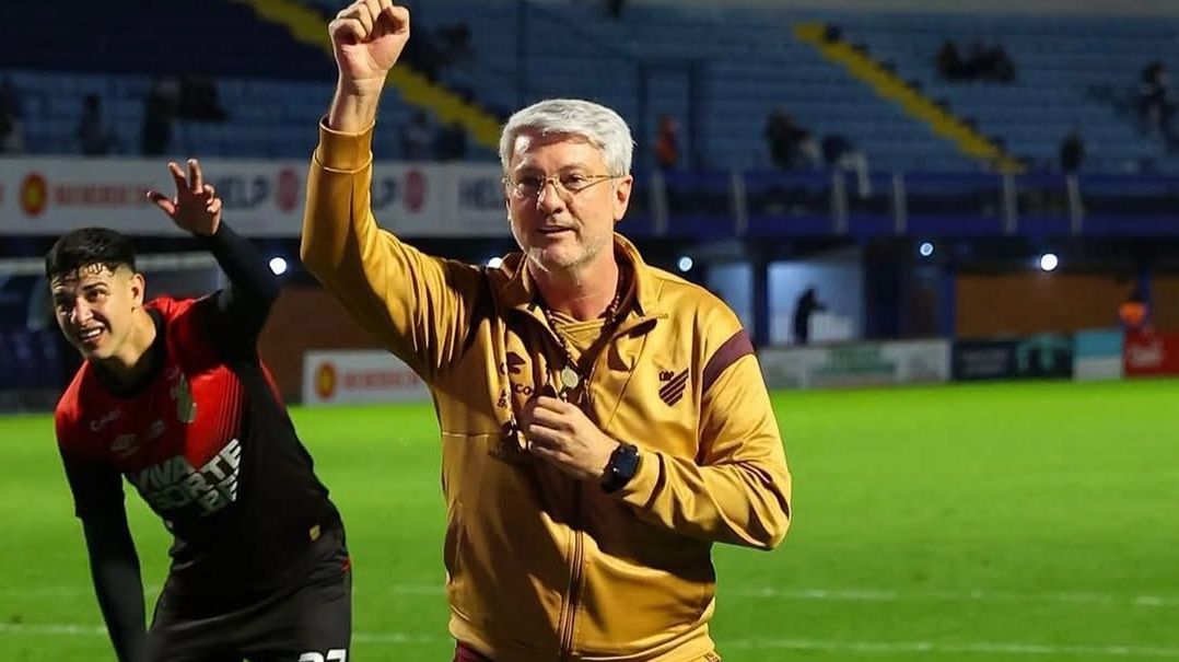 Odair técnico do Atlético-PR em jogo contra o Operário