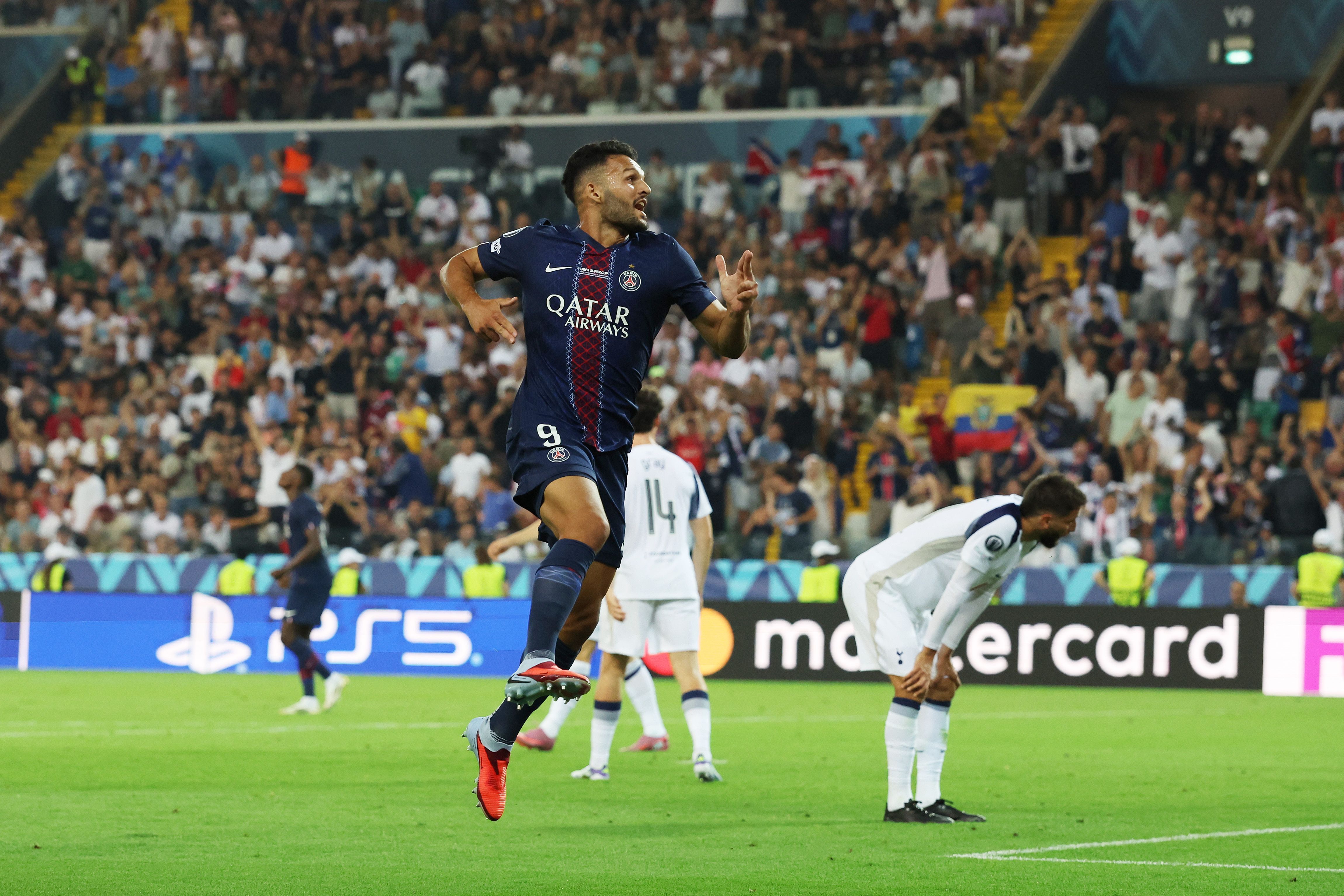 Gonçalo Ramos comemora gol do PSG contra o Tottenham