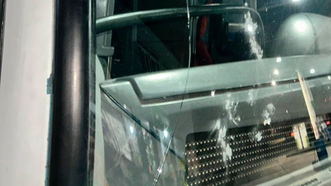 Parabrisa de ônibus foi atingido