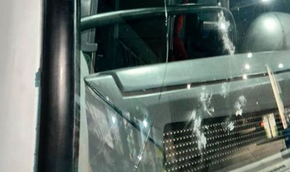 Parabrisa de ônibus foi atingido