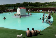 Donos levam cães a parque aquático na Espanha para fugir do calor