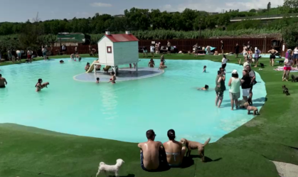 Donos levam cães a parque aquático na Espanha para fugir do calor