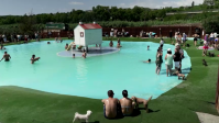 Donos levam cães a parque aquático na Espanha para fugir do calor