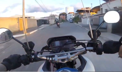 Vídeo: suspeito sem CNH é preso após perseguição em motocicleta