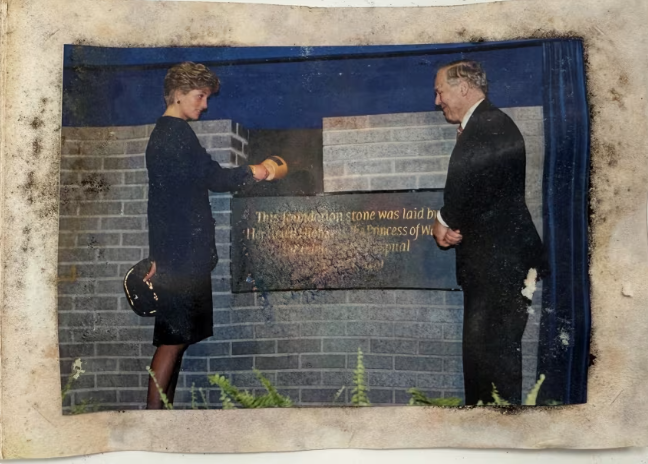 A princesa Diana comparece à selagem de uma cápsula do tempo em um hospital infantil em Londres, em março de 1991.