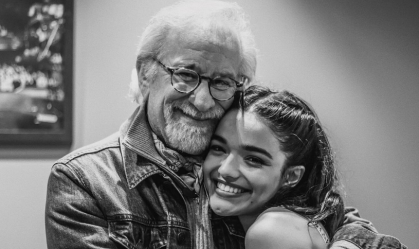 Rachel Zegler reencontra Spielberg, responsável por seu 1º papel no cinema