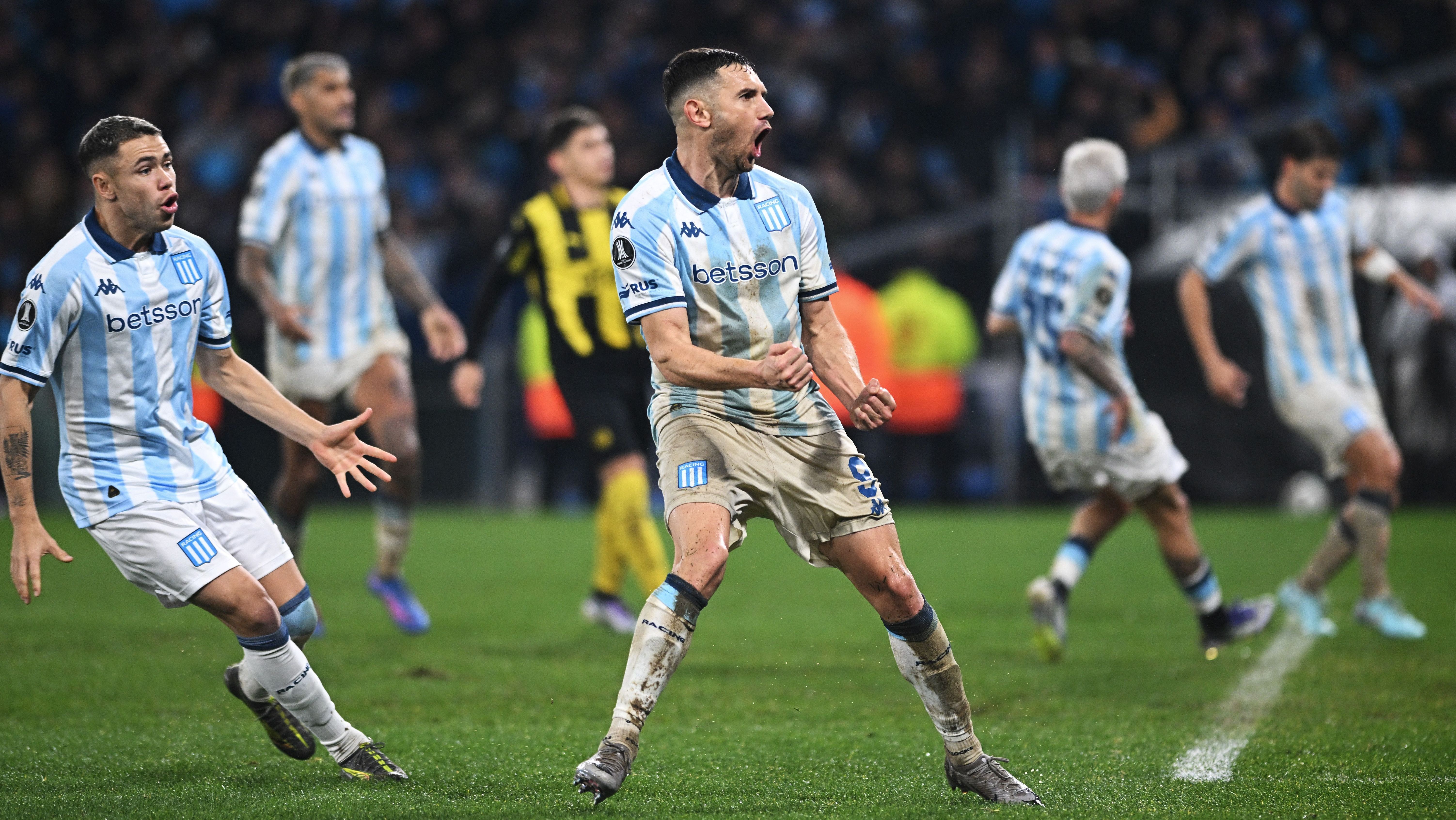 Maravilla Martínez comemora gol contra o Peñarol no Cilindro