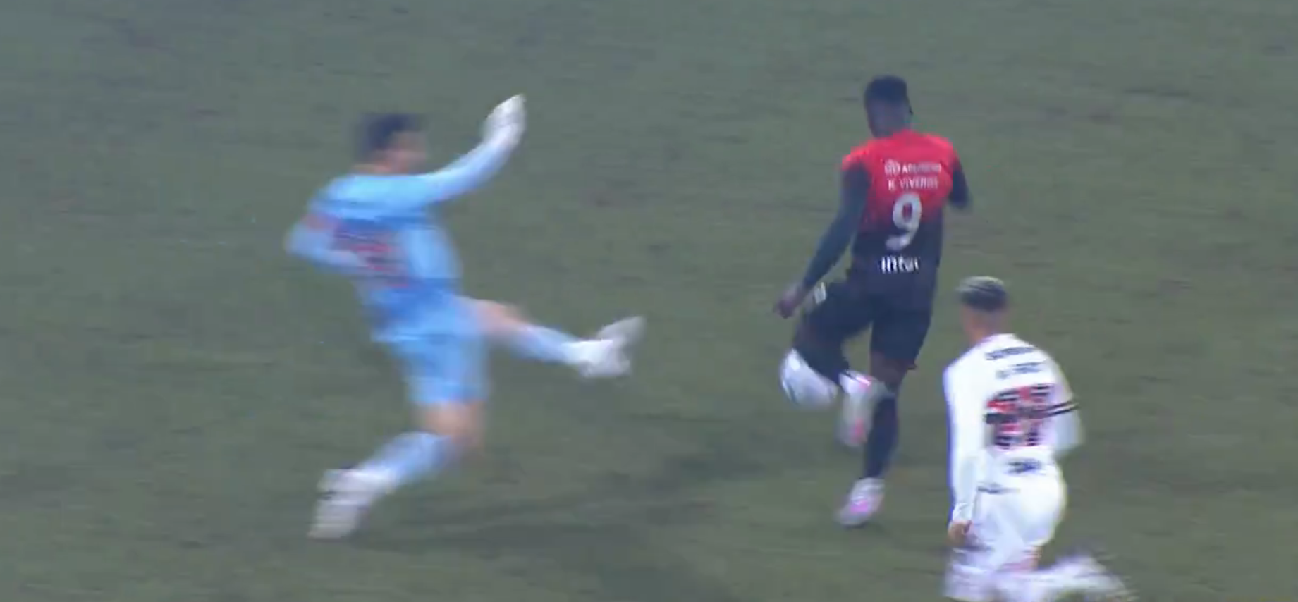Goleiro do São Paulo é expulso com 3 minutos de jogo; veja | CNN Brasil