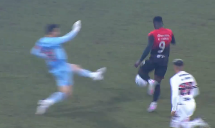 Goleiro do São Paulo é expulso com 3 minutos de jogo; veja