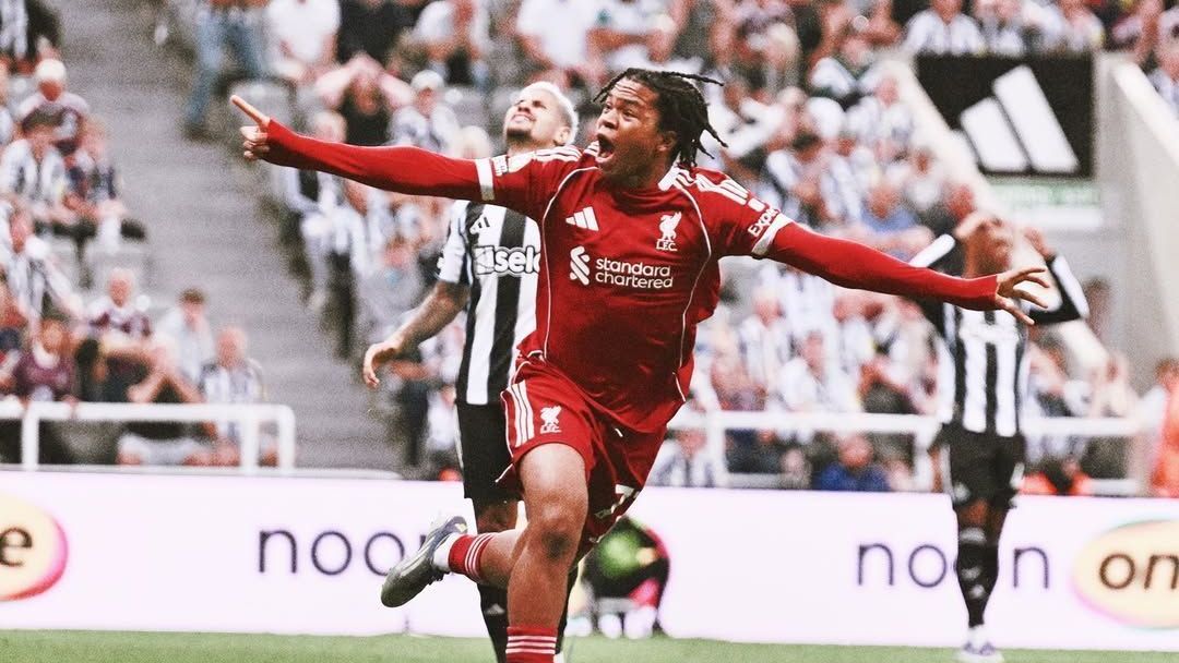 Rio Ngumoha, do Liverpool, celebra gol diante do Newcastle nesta segunda-feira (25), na Premier League