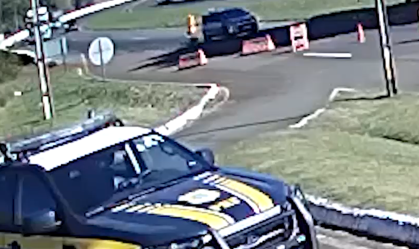 Vídeo: vítima de sequestro pula de carro em movimento no PR