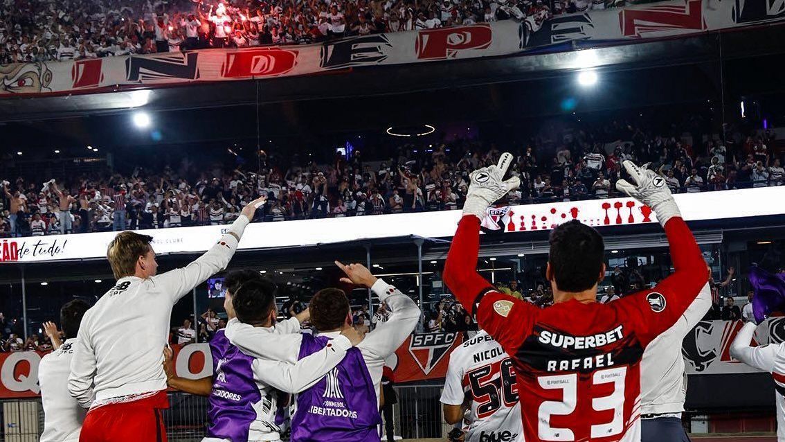Elenco do São Paulo comemora vitória