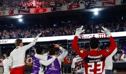 Elenco do São Paulo comemora vitória