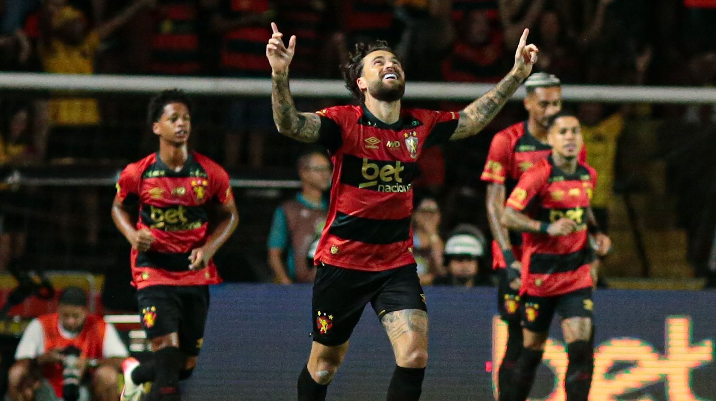 Lucas Lima comemora após falha do goleiro do São Paulo