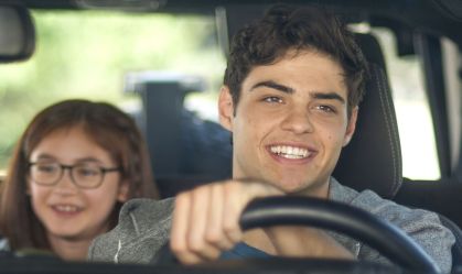 Noah Centineo aparece com novo visual, loiro e de cabelos grandes; veja