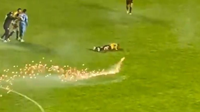 Partida de futebol é marcada por fogos de artifício
