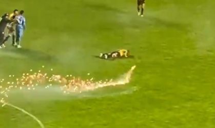 Partida de futebol é marcada por fogos de artifício