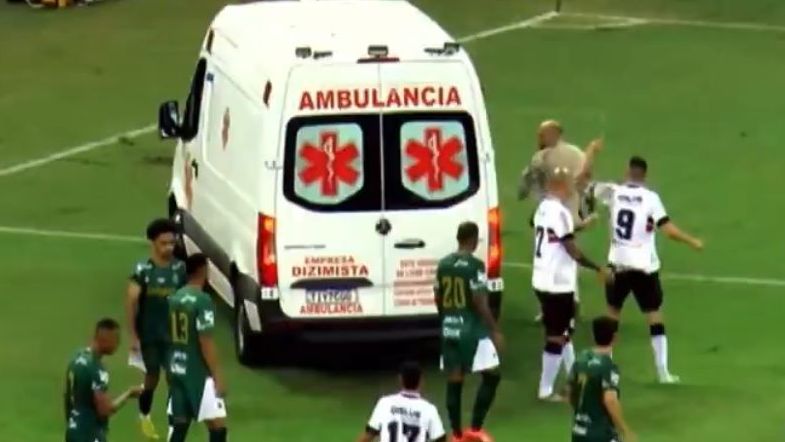 Thiago Galhardo bate boca com motorista de ambulância durante jogo da Série D