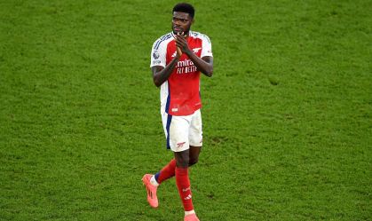 Ex-jogador do Arsenal é acusado de estupro e agressão sexual no Reino Unido