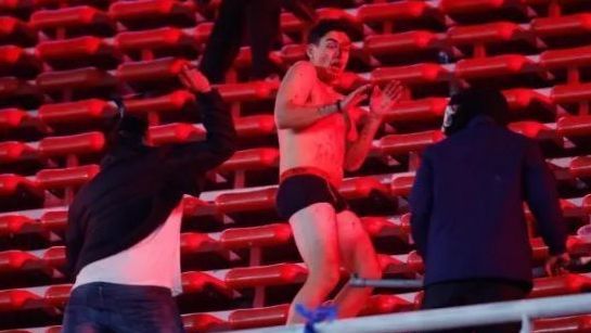 Torcedor da La U é linchado em arquibancada na Argentina