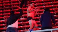 Homem foge de cueca em briga de torcidas na Sul-Americana; veja
