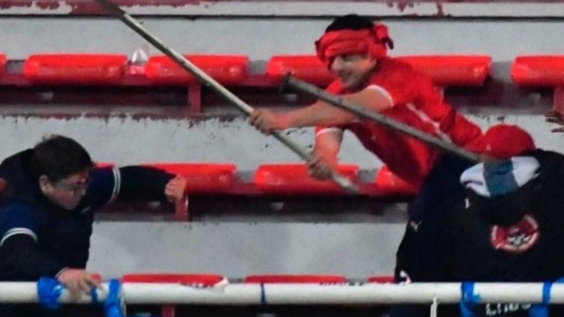 Torcedor leva paulada na cabeça e cai desacordado na Argentina