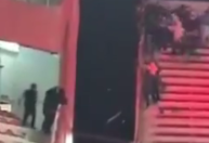 Vídeo: Torcedor se joga de arquibancada durante briga na Sul-Americana
