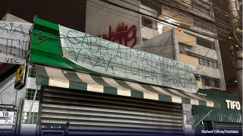 “Cabeça vazia, fralda cheia”, torcedores do Palmeiras protestam após queda