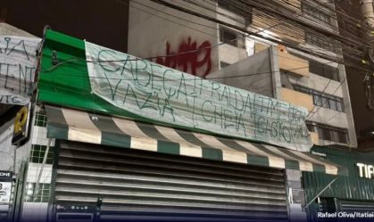 "Cabeça vazia, fralda cheia", torcedores do Palmeiras protestam após queda
