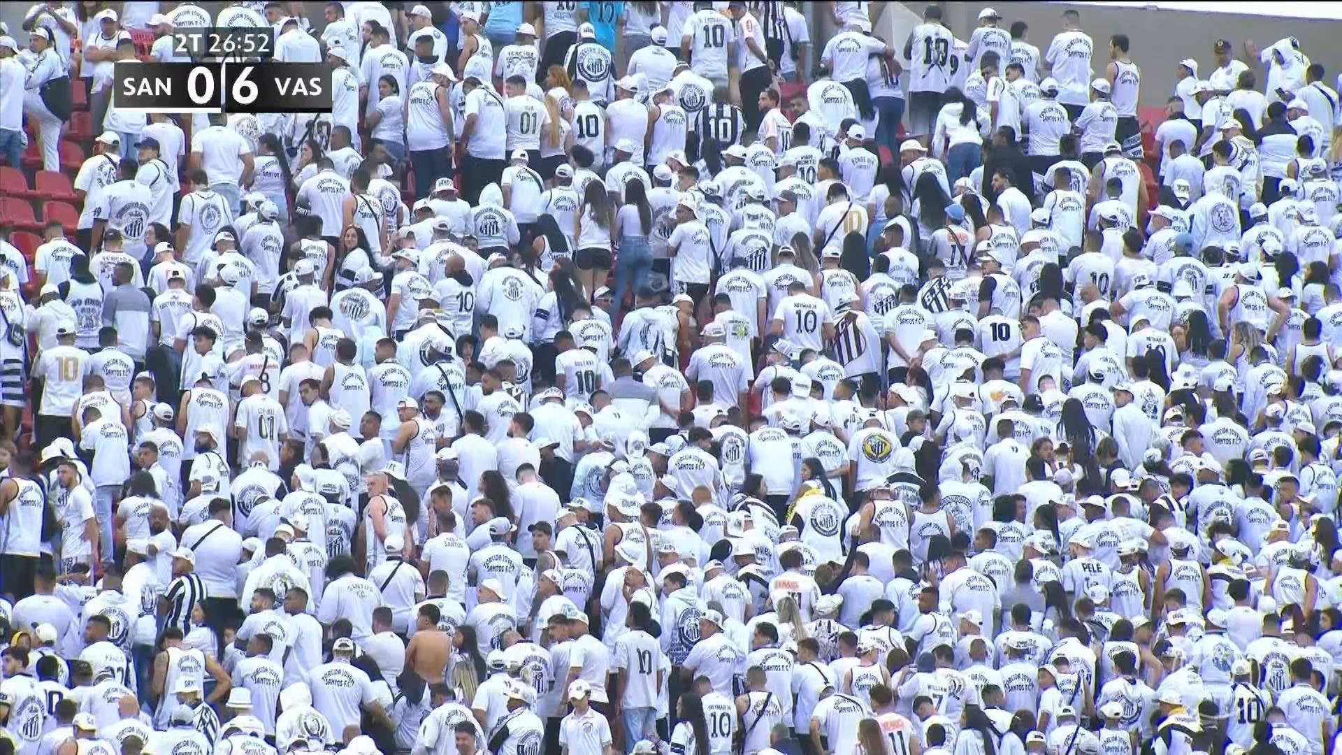 Torcida do Santos protesta e vira de costas durante o jogo contra o Vasco