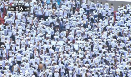 Torcida do Santos protesta e vira de costas durante o jogo contra o Vasco