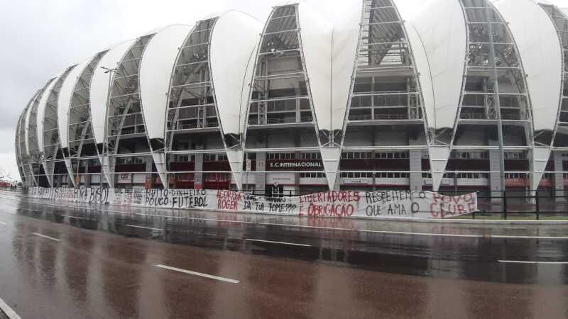 Torcida do Inter coloca faixas em protesto • Nikolas Mondadori/Itatiaia