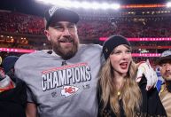 Quem é Travis Kelce, noivo de Taylor Swift que vai jogar no Brasil