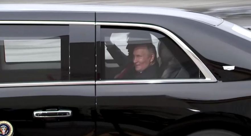 Trump e Putin em carro oficial da Presidência dos EUA • Reprodução/Reuters