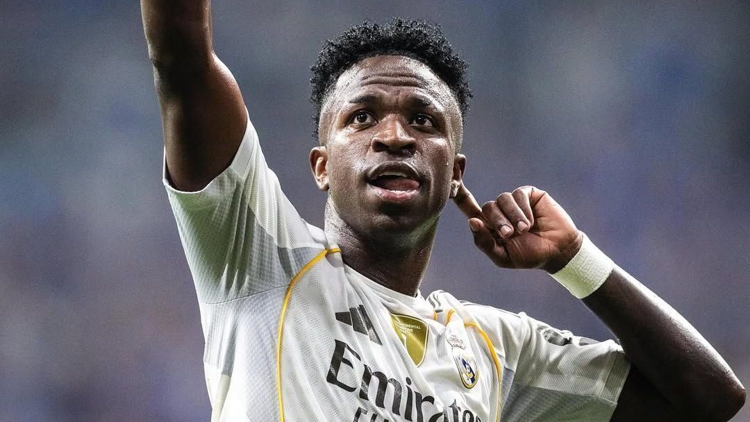Vini Jr comemorando terceiro gol da partida