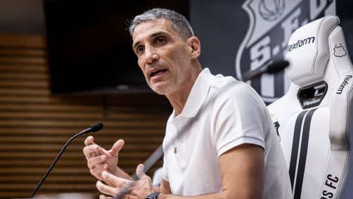 Vojvoda durante apresentação no Santos