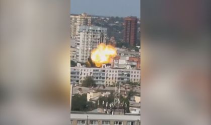 Vídeo flagra drone explodindo em prédio residencial na Rússia