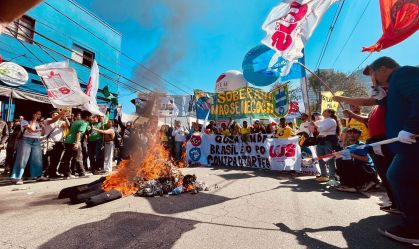 UNE realiza ato em frente ao Consulado Americano em São Paulo