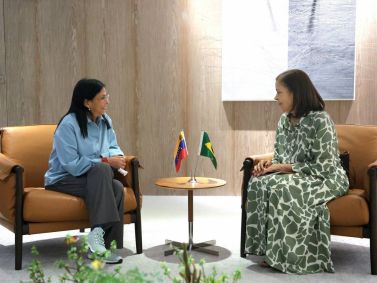 Vice-presidente do regime de Nicolás Maduro, Delcy Rodríguez (esquerda), e Embaixadora do Brasil em Caracas, Glivânia Maria de Oliveira (direita)