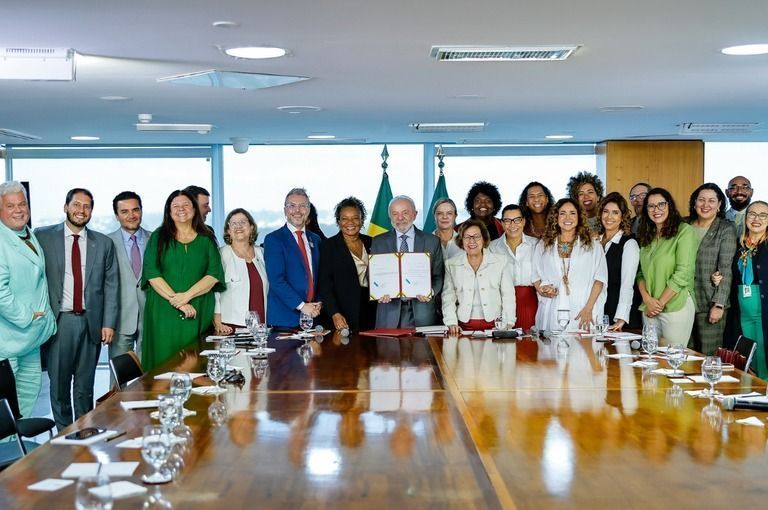 A cerimônia aconteceu no Palácio do Planalto, em Brasília, com presença de artistas, parlamentares e integrantes do governo