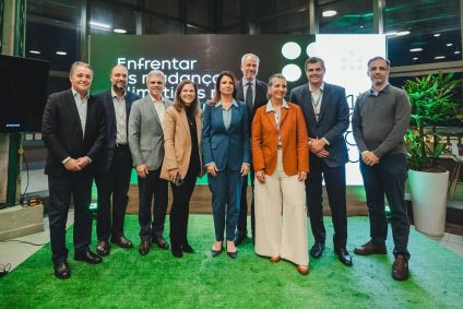 Da esq. para a dir.: Dan Ioschpe, Campeão de Alto Nível do Clima da COP30; Gustavo Bastos, VP de Public Affair da Nestlé Brasil; João Paulo Ferreira, CEO da Natura; Silvana Machado, Diretora executiva do Bradesco; Ana Toni, CEO da COP 30; André Corrêa do Lago, Presidente da COP 30 e Secretário de Clima, Energia e Meio Ambiente; Grazielle Parenti, VP de Sustentabilidade da Vale; Flávio Souza, Presidente do Itaú BBA; Rodolfo Villela Marino, VP Executivo da Itaúsa.
