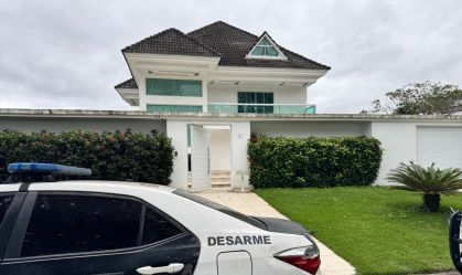 Polícia Civil apreende arsenal e maquinário de recarga em mansão no Rio