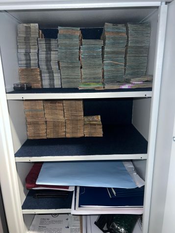 Dinheiro encontrado pela polícia em operação em São Paulo envolvendo Ultrafarma e Fast Shop • Divulgação