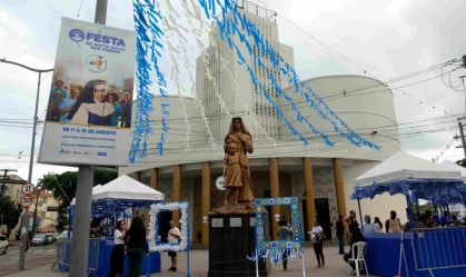 Santa Dulce é celebrada com missas, shows e procissão em Salvador