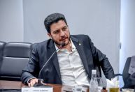 Adultização: Relator de PL diz que projetos querem "surfar onda" de Felca
