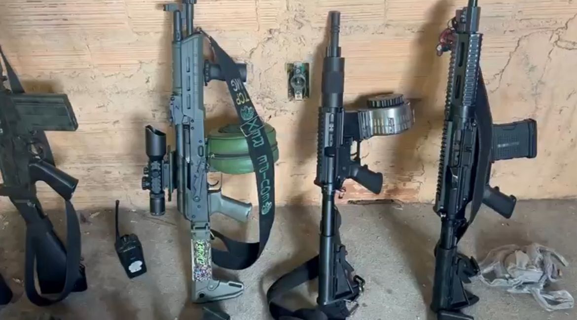 Quatro fuzis foram apreendidos pela PM •